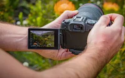 Canon pełna klatka 2026: Lustrzanka czy bezlusterkowiec? Wybierz mądrze.